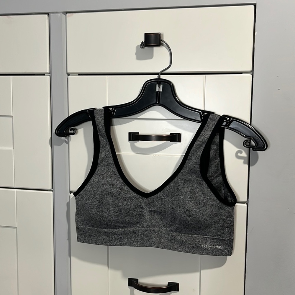 DAISY. Fuentes, sports bra. Small padding. 4 hook & eye closure. L. Gray. Black.